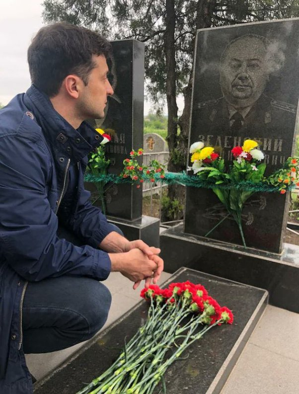 Zelensky visited his father at the cemetery